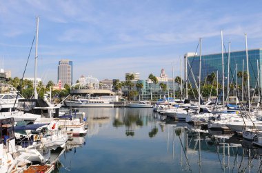 Long Beach, Ca - 21 Eylül 2012: Long Beach Marina ve şehir manzarası, Long Beach, Kaliforniya. Long Beach popüler bir turistik yer.