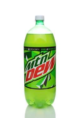 Irvine, Ca - 4 Ocak 2018: Mtn Dew şişe Closeup buz üzerinde. Mountain Dew bir gazlı narenciye üretilen ve Pepsico tarafından sahip olunan meşrubat olduğunu.