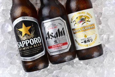 Irvine, Ca - 11 Ocak 2015: Üç şişe bir yatakta buz Japon bira. Sapporo, Asahi ve Kirin Ichiban üç en popüler Japon bira ABD ithal vardır