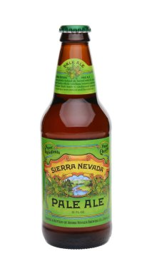 Irvine, Ca - 25 Mayıs 2014: Bir tek şişe Sierra Nevada soluk Ale beyaz. Sierra Nevada bira Co homebrewers Chico, Kaliforniya'da tarafından 1980 yılında kurulmuştur,