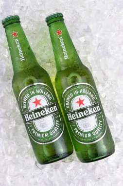 Irvine, Ca - 29 Mayıs 2017: Heineken Bira şişe buzda. 1975 yılından bu yana en fazla Heineken Bira bira Zoeterwoude, Hollanda de demlenmiş.