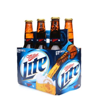 Irvine, Ca - 25 Mayıs 2014: Miller Light bira, 3/4 görünüm A 6 paket. Millercoors tarafından üretilen, Miller Lite 1975 yılında piyasaya sürüldü ve hızlı bir şekilde Amerika'da sayı iki marka oldu.