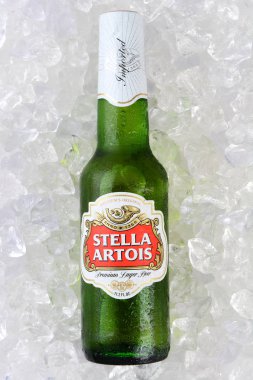 Irvine, Ca - 11 Ocak 2015: Stella Artois bira bir şişe buz Stella bir yatak üzerinde 1926 yılından bu yana, Leuven, Belçika'da, demlenmiş edilmiş ve Noel yıldızından almış şenlikli bir bira olarak başlattı.