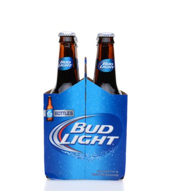 Irvine, Ca - 25 Mayıs 2014: Bud Light bira, son görünümü A 6 paket. Anheuser-Busch InBev Bud Light numara satan bir yerli bira Amerika Birleşik Devletleri olduğunu..
