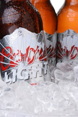 Irvine, Ca - 30 Mayıs 2014: Closeup Coors Light şişelerde buz. Coors bira fabrikası Golden, Colorado, dünyanın en büyük tek bira tesisi çalışır.