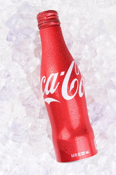 Irvine California Julio 2017 Botella Aluminio Coca Cola Sobre Hielo —  Fotos de Stock