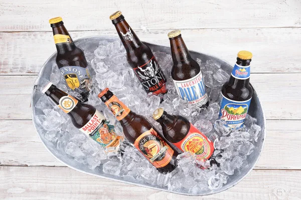 アーバイン カリフォルニア州 2016 氷バケットにクラフト ビール クラフト ビールや地ビールは大人の飲料市場の急成長セグメントです — ストック写真
