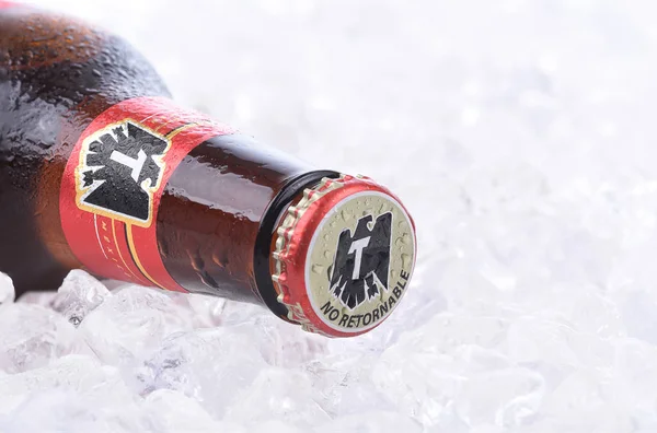 Irvine Juni 2015 Tecate Ölflaska Enda Flaska Tecate Cerveza Populär — Stockfoto