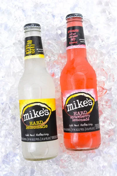 Irvine Agosto 2016 Duas Garrafas Mikes Hard Lemonade Gelo Mikes — Fotografia de Stock