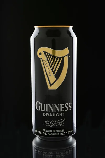 Irvine Enero 2015 Una Lata Guinness Draught Sobre Negro Guinness —  Fotos de Stock