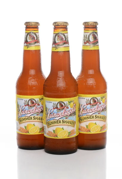 Irvine Den Juni 2015 Tre Flaskor Leinenkugel Sommaren Shandy Leinenkugel — Stockfoto