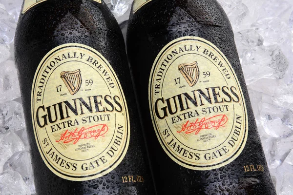 Irvine Mayo 2014 Dos Botellas Guinness Extra Stout Sobre Una —  Fotos de Stock