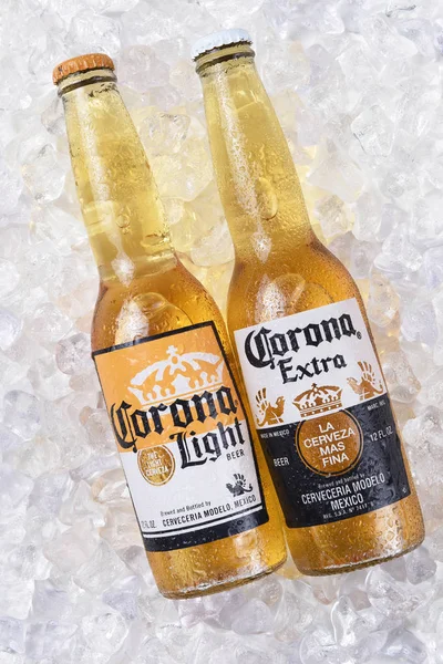 Irvine California Dicembre 2017 Due Bottiglie Corona Extra Light Beer — Foto Stock