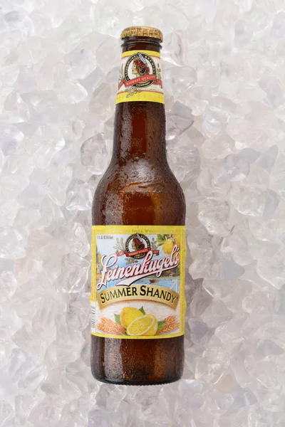 Irvine Giugno 2015 Bottiglia Leinenkugel Summer Shandy Letto Ghiaccio Leinenkugel — Foto Stock