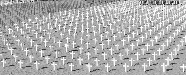 サンタモニカー カリフォルニア 2011 抗議者場所は棺 サンタモニカー カリフォルニア州戦争を抗議するために砂の中を横切る 各赤十字殺された 人の兵士を表します — ストック写真