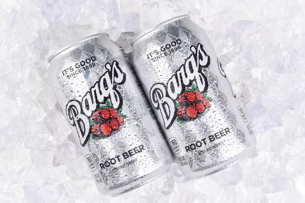 Irvine Californië Juli 2017 Twee Barqs Root Bierblikjes Een Bedje — Stockfoto