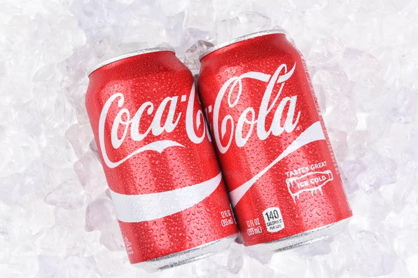 Ірвайн Каліфорнія Липня 2017 Два Coca Cola Банок Ложі Льоду — стокове фото