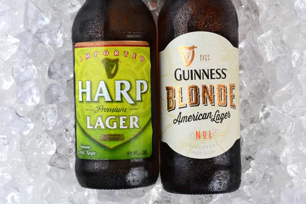 Irvine Stycznia 2015 Butelkę Harfa Lager Guinness Blondynka Zbliżenie Łóżku — Zdjęcie stockowe