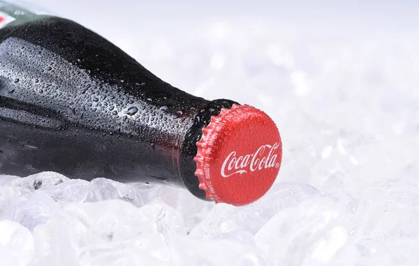 Ирвин Калифорния Февраля 2017 Года Бутылка Кока Колы Льду Представленная — стоковое фото