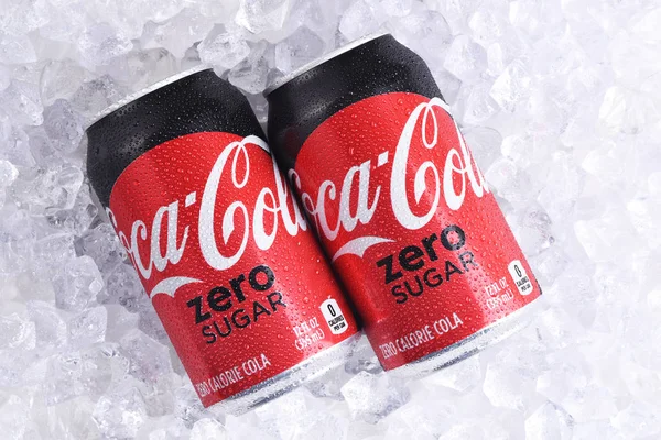 加州欧文 2018年5月23日 两罐可口可乐零糖在冰上 这种饮料取代了早期的版本 被称为可口可乐零号和可乐零号 这也是一种无卡路里的可乐 — 图库照片
