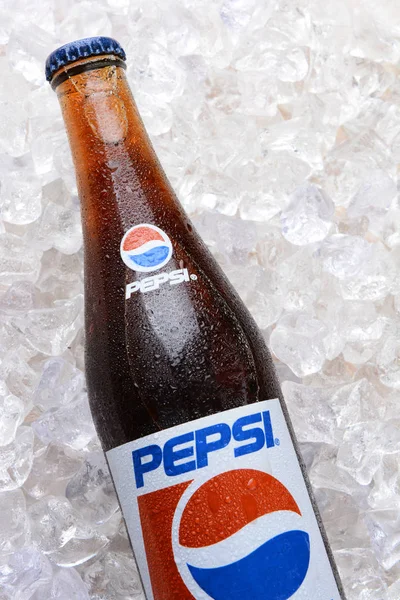 Irvine Junho 2014 Fechar Uma Garrafa Refrigerante Pepsi Gelo Originalmente — Fotografia de Stock