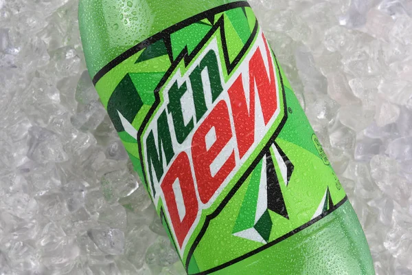 Ирвин Калифорния Декабря 2017 Бутылка Mtn Dew Всплыла Льдине Mountain — стоковое фото