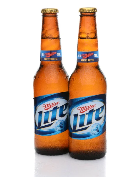 Irvine, Ca - 27 Mayıs 2014: İki şişe Miller ışık yoğunlaşma ile. 1975 Miller Lite içinde tanıtılan Amerikan pazarında başarılı olmak için ilk düşük kalorili bira biriydi.