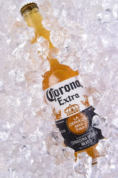 Irvine Kalifornie Března 2018 Detailní Láhve Corona Extra Piva Ledu — Stock fotografie