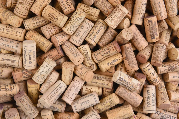 加州欧文 2018年2月14日 来自各种酒厂和国家的一堆进口葡萄酒软木塞 — 图库照片
