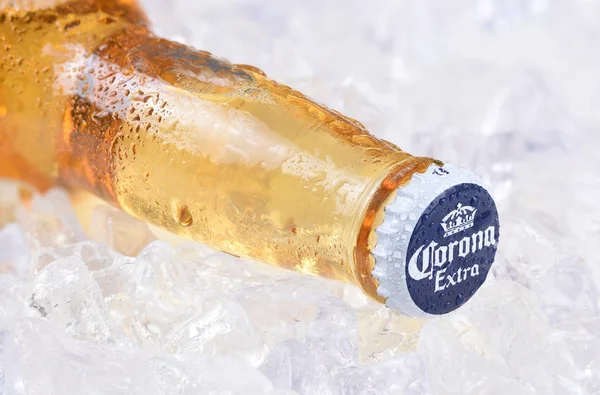 Irvine Kalifornie Prosince 2017 Láhev Corona Extra Piva Ledě Corona — Stock fotografie