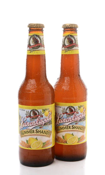 Irvine Giugno 2015 Due Bottiglie Leinenkugel Summer Shandy Bianco Leinenkugel — Foto Stock
