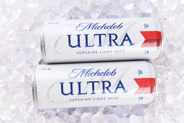 Irvine Août 2018 Deux Canettes Bière Michelob Ultra Onces Dans — Photo