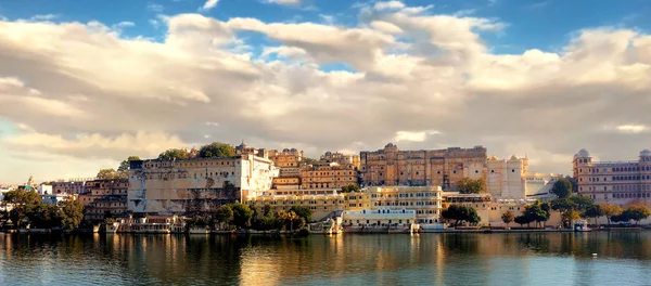 Palácio Cidade Localizado Lago Pichola Construído Estilo Extravagante Considerado Maior — Fotografia de Stock