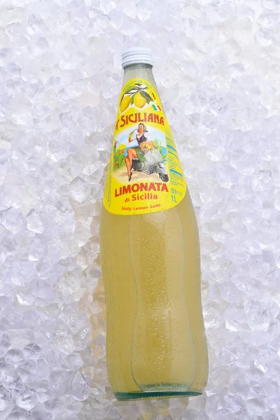 Láhev A Siciliana Limonata, sycené lemon sodou z — Stock fotografie