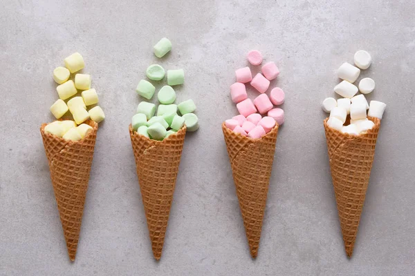 Vier Waffel Eis Zuckertüten Gefüllt Mit Bunten Marshmallows Verschütten Auf — Stockfoto