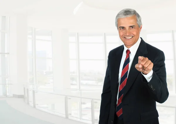 Reife Geschäftsmann Steht Inmitten Der Hohen Zentralen Büro Zeigt Auf — Stockfoto