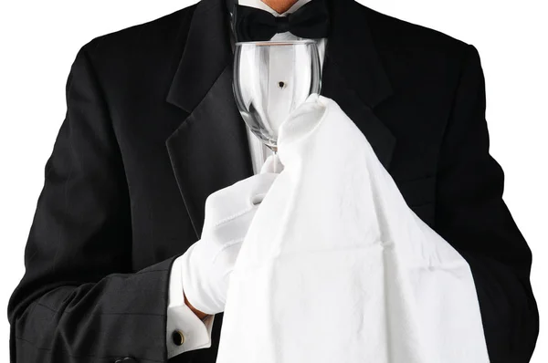 Close-up van een ober in Tuxedo polijsten een glas wijn — Stockfoto