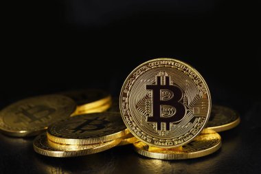 Bitcoin: Fiziksel bit yığını sikke, dijital para veya Cryptocurrency, kenardaki siyah yansıma ve kopya alanı olan bir konumu olan adı verilen arama.