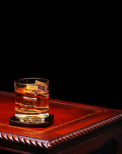 Verre Whisky Sur Bois Cuir Surmonté Table Avec Fond Noir — Photo