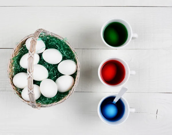 Huevos Pascua Una Cesta Huevos Duros Frescos Listos Para Ser —  Fotos de Stock