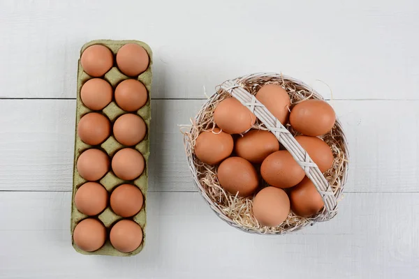 Påskägg Korg Och Kartongen Bruna Ägg Redo Att Färgade Eller — Stockfoto