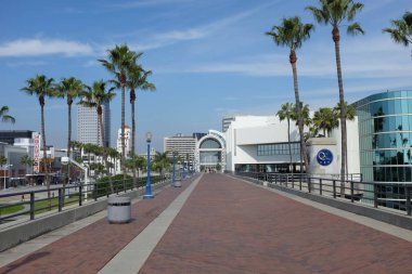Long Beach, Kaliforniya - 30 Ocak 2019: Promenade, Long Beach Kongre Merkezi. Yürüyüş yolları bağlayan merkezi ve kıyı köyü.