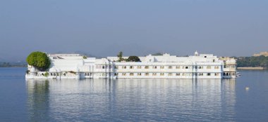 Udaipur, Hindistan - 5 Kasım 2015: Taj Lake Palace Hotel. Dünyanın en çok tanınan konutlarındanbiri filmlerde, Octopussy ve mücevher özellikli yapıldı..