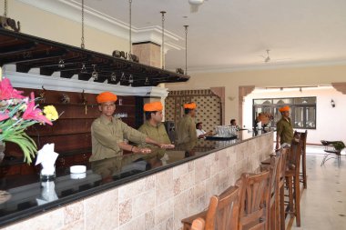 Jaipur, Hindistan - 13 Kasım 2015: Bar ve Dera Amer fil Safari, Garsonlar. Kampı kendi atalarının ev dışında yerel bir aile tarafından idare.