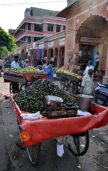 Jaipur India November 2015 Street Leverantör Vagnar Fyllda Med Frukter — Stockfoto