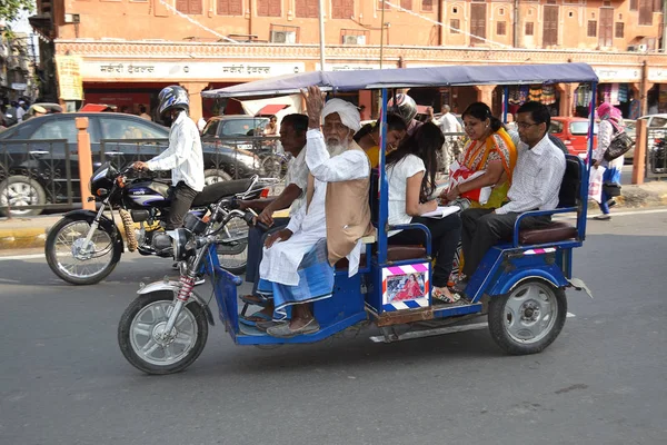 Jaipur Indien November 2015 Familj Rides Tuk Tuk Taxi Gatorna — Stockfoto