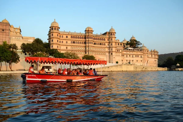 Udaipur Índia Novembro 2015 Barco Turístico Lago Pichola Com Cidade — Fotografia de Stock