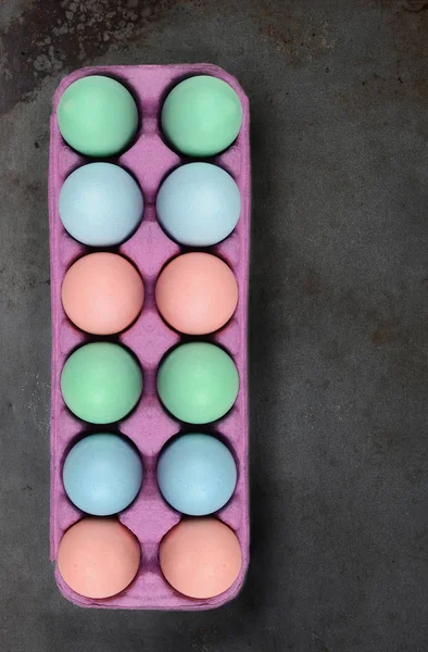 Ostereier Ein Dutzend Eierkartons Mit Sechs Pastellfarbenen Eiern Auf Einer — Stockfoto
