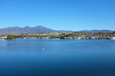 Mission Viejo, Ca - 23 Ocak 2018: Lake Mission Viejo Santiago tepe Santa Ana dağlarda ile. Göle özel konut ve kat mülkiyeti topluluklar ile çevrilidir.