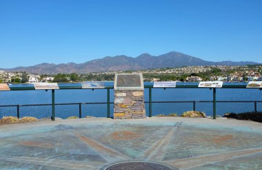 Mission Viejo, Ca - 23 Ocak 2018: Lake Mission Viejo işaret. 5 mil güneyinde Santiago tepe Santa Ana dağlarda göle özel konut ve kat mülkiyeti topluluklar ile çevrilidir.